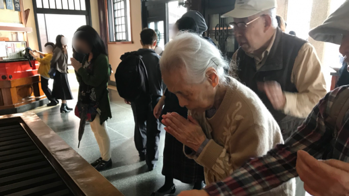 高岩寺で参拝中